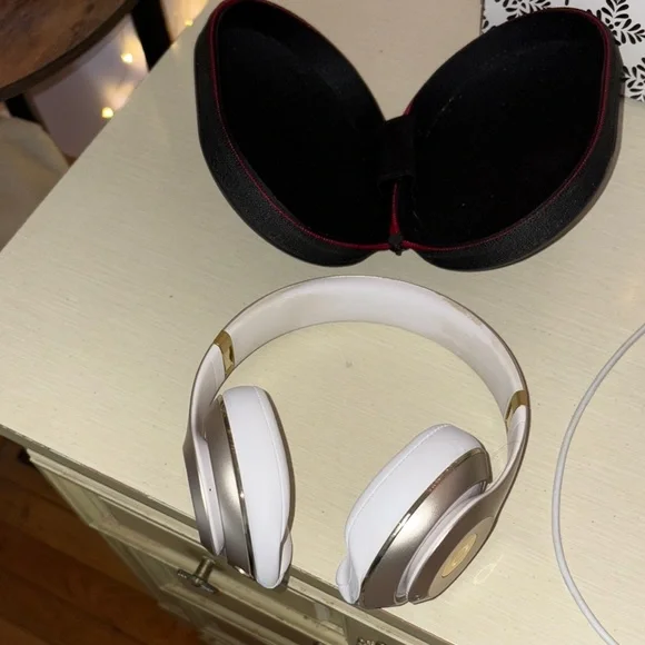 Beats by Dre Over-Ear Headphones Black and Red - Picture 3 of 5